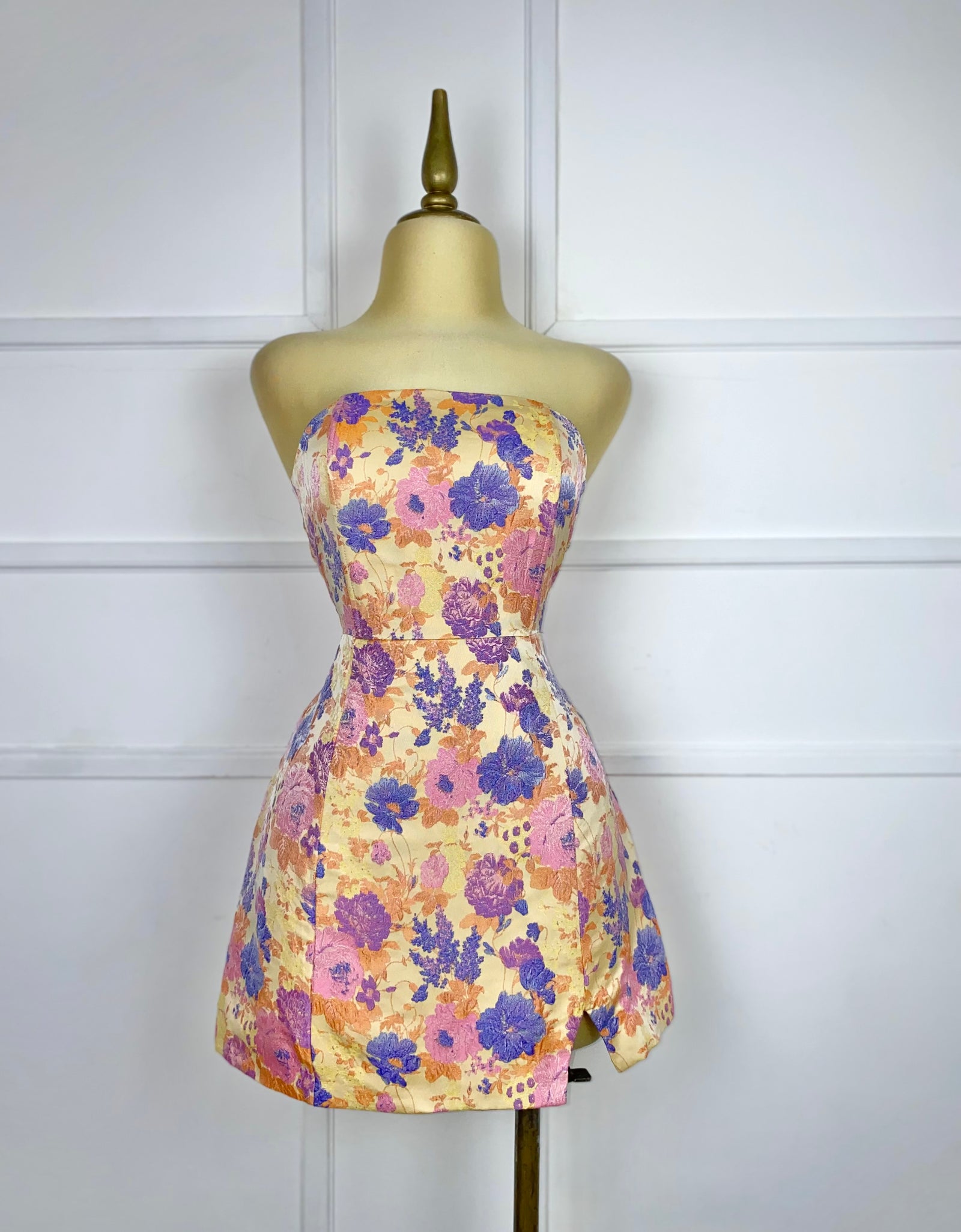 Vestido amarillo brocado flores lilas/rosas