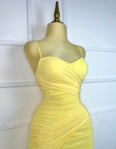 Vestido midi amarillo drapeado