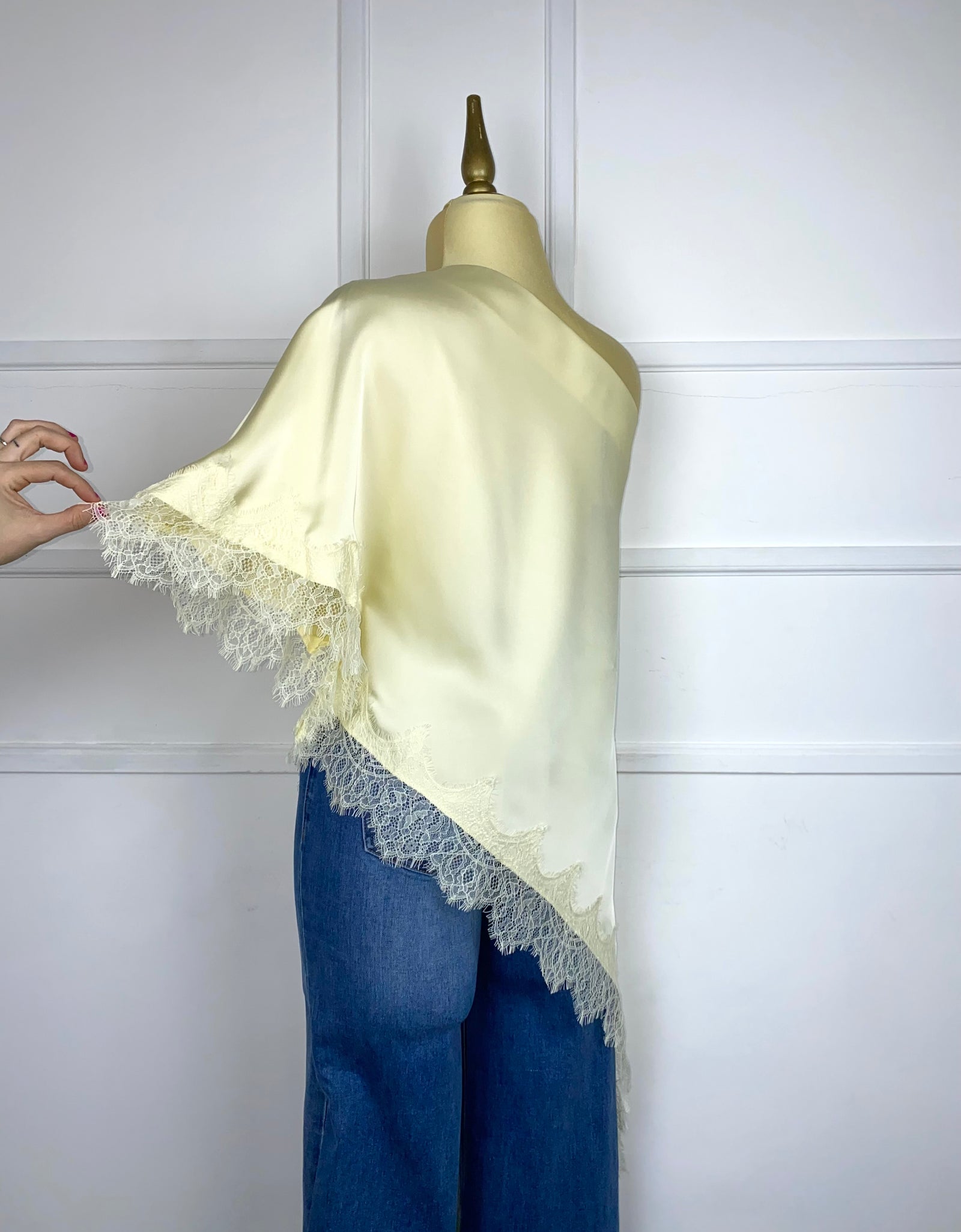 Blusa satín asimétrica con encaje (2 colores)