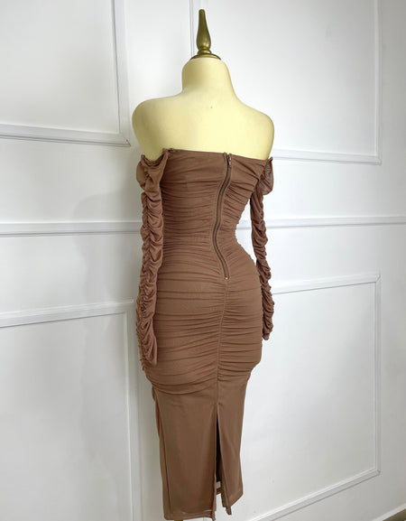 Vestido café drapeado con varilla