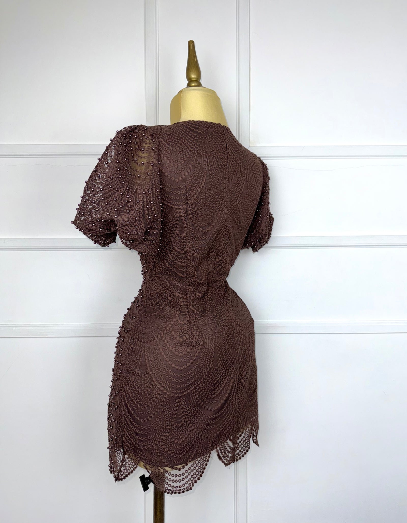 Vestido café con perlas y encaje
