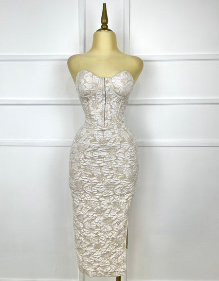 Vestido beige strapless con flores
