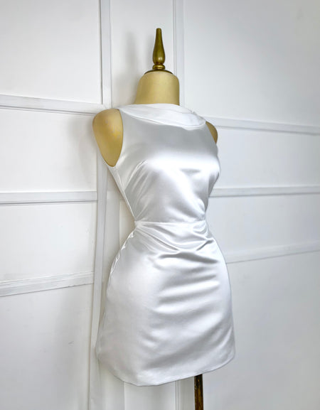 Vestido blanco satinado con listones
