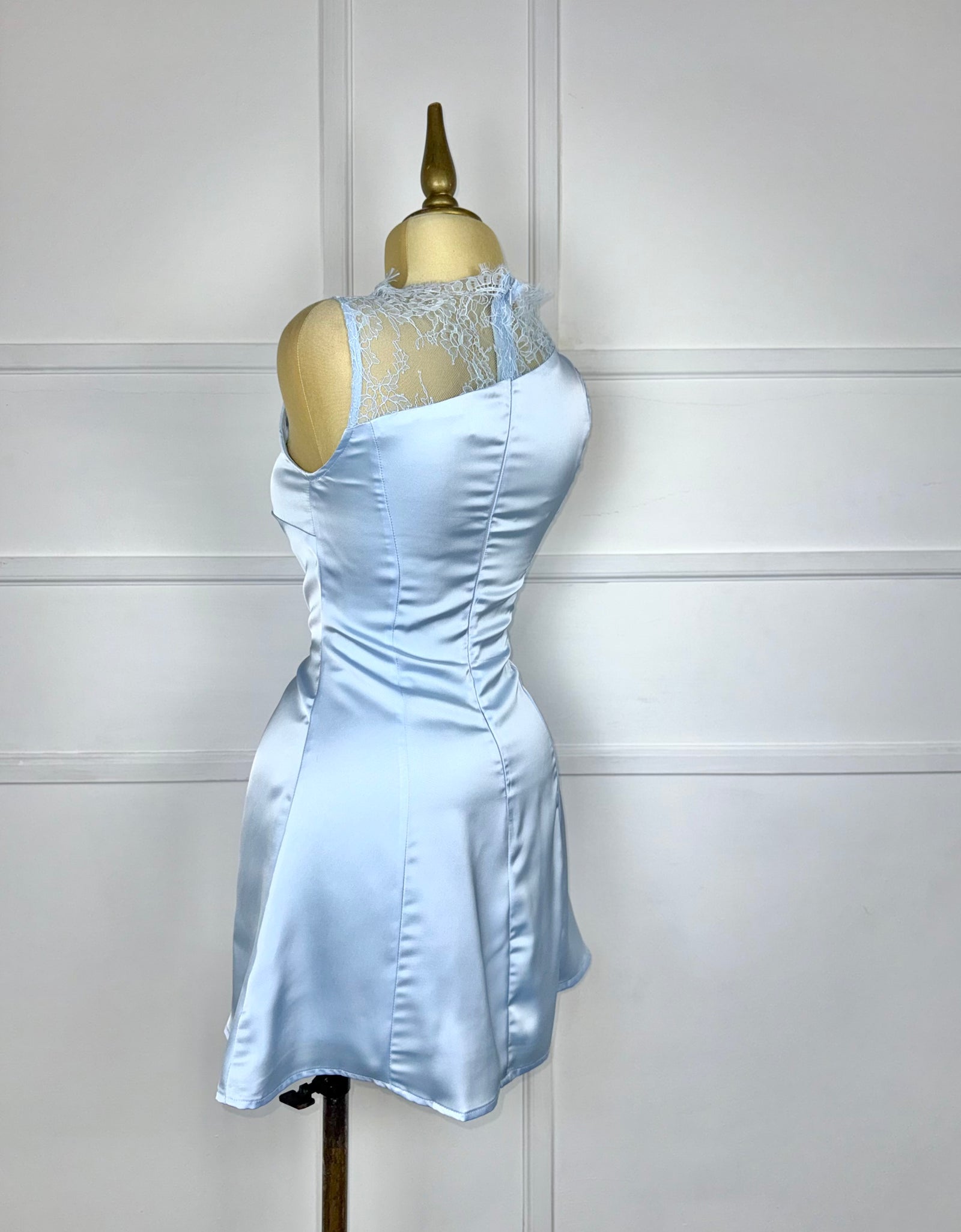 Vestido baby blue satín con encaje