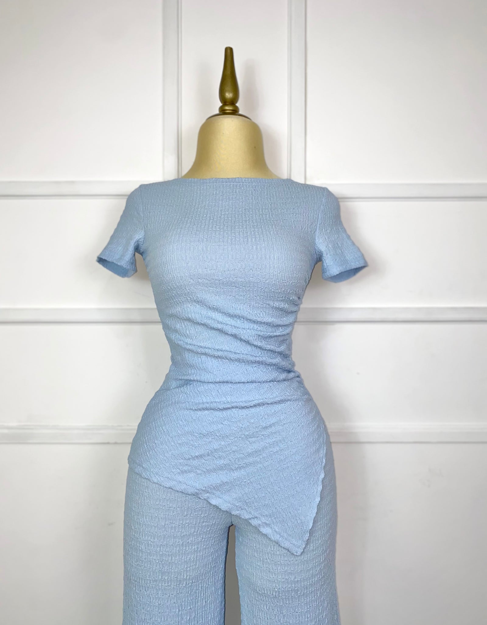 Set azul cielo asimétrico con textura