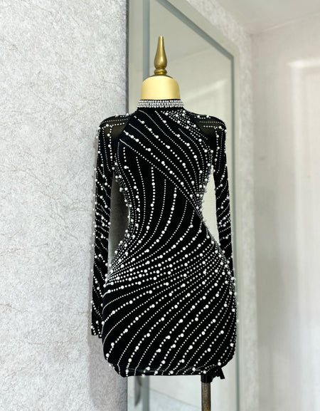 Vestido negro con pedrería y perlas