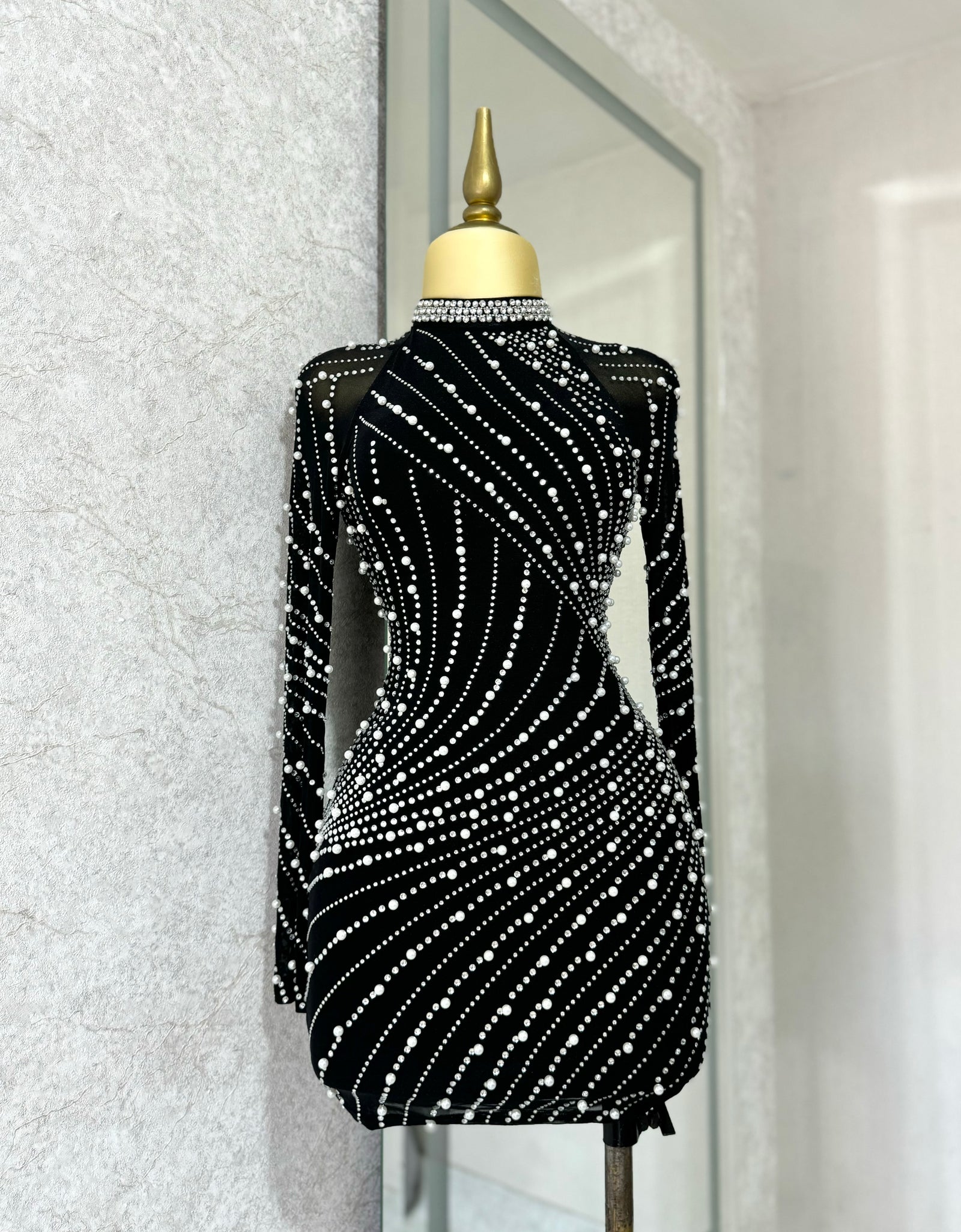 Vestido negro con pedrería y perlas
