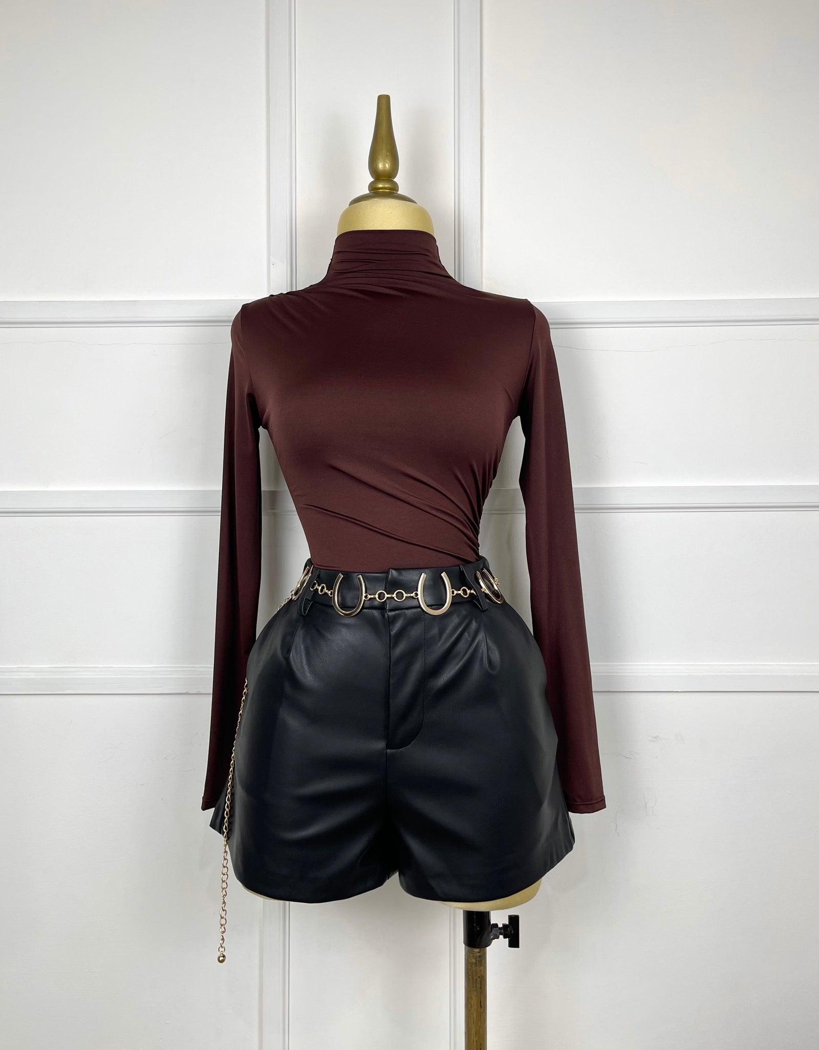 Short negro vinipiel