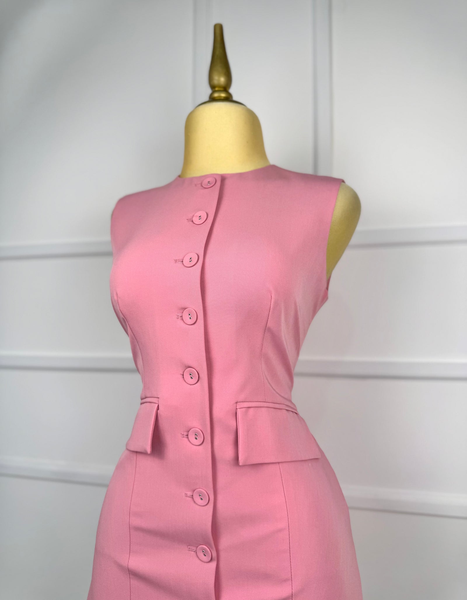 Vestido rosa corto con botones