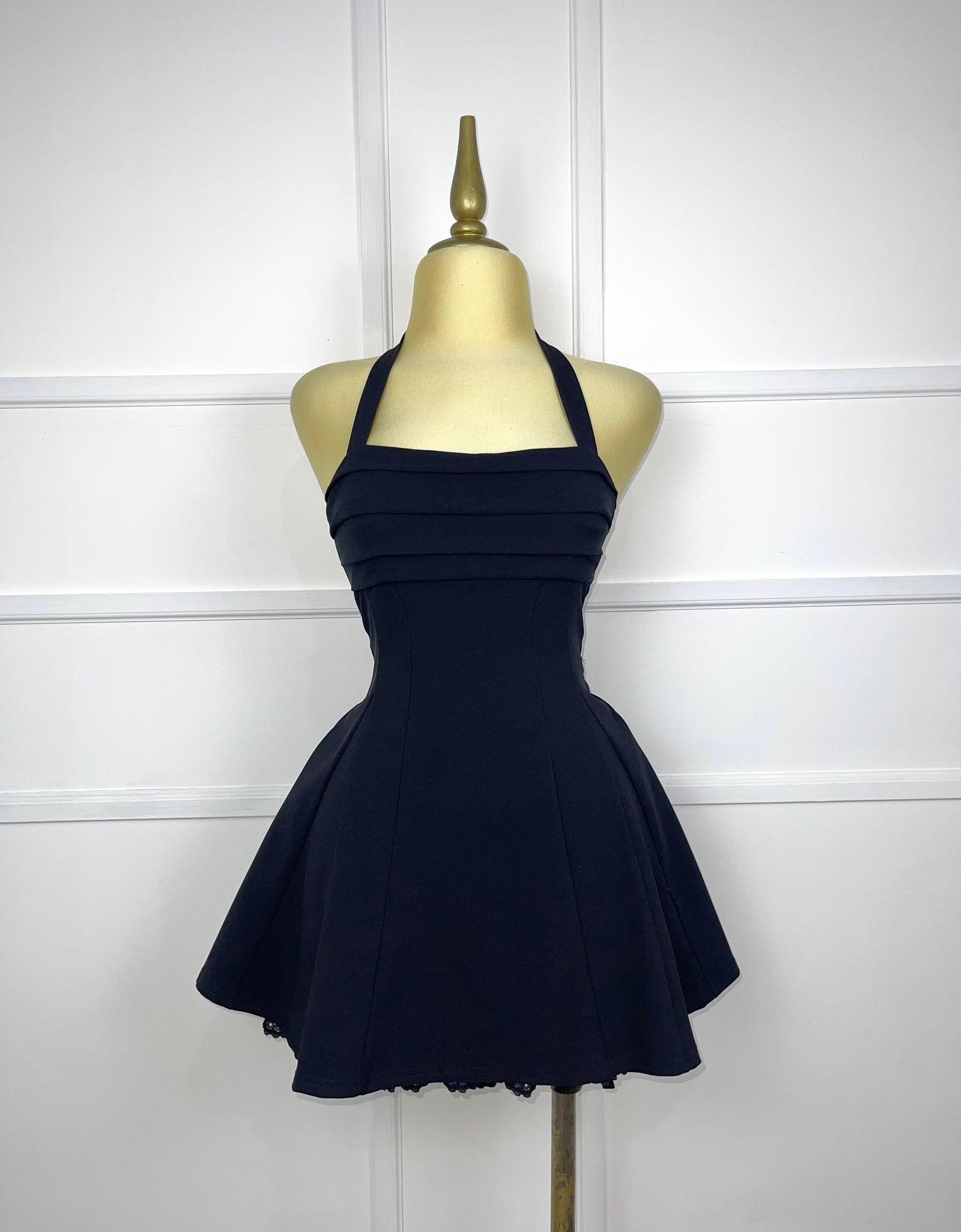 Vestido corto negro con encaje