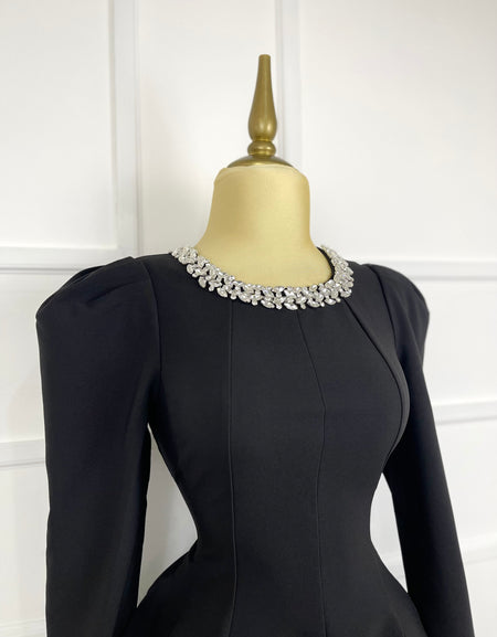 Vestido negro manga larga con pedrería