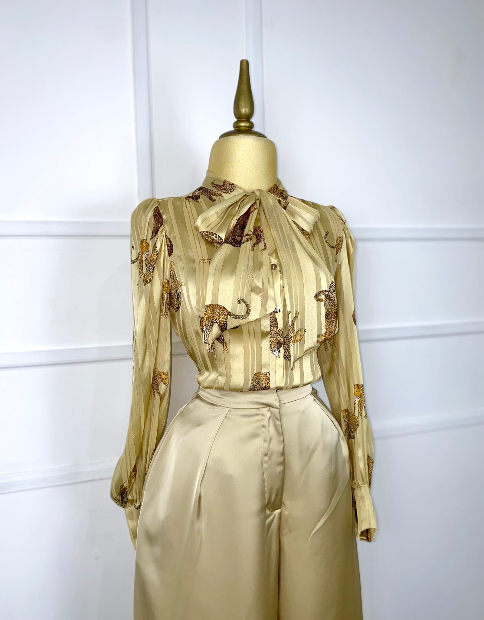 Set satinado con leopardos