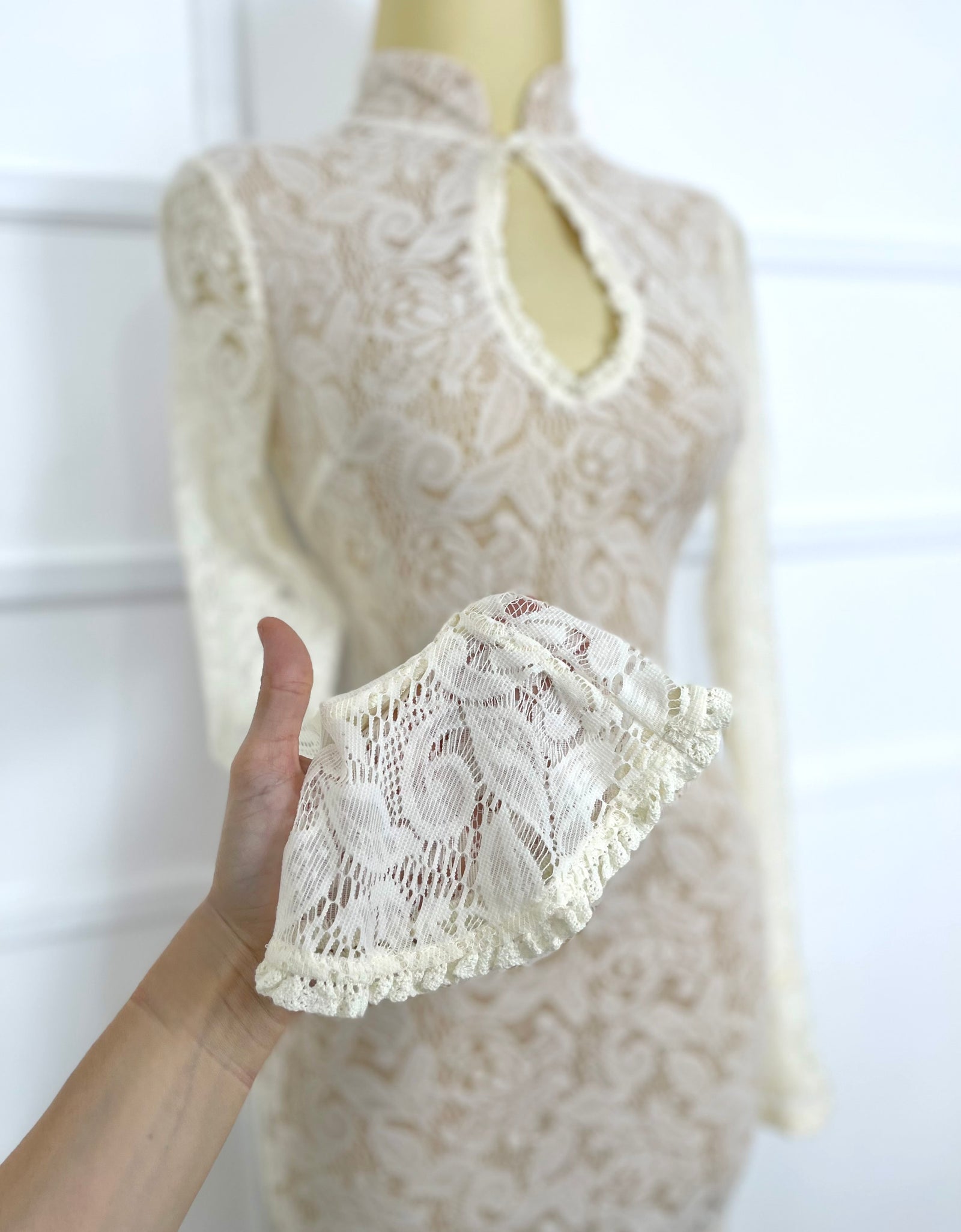 Vestido beige corto de encaje
