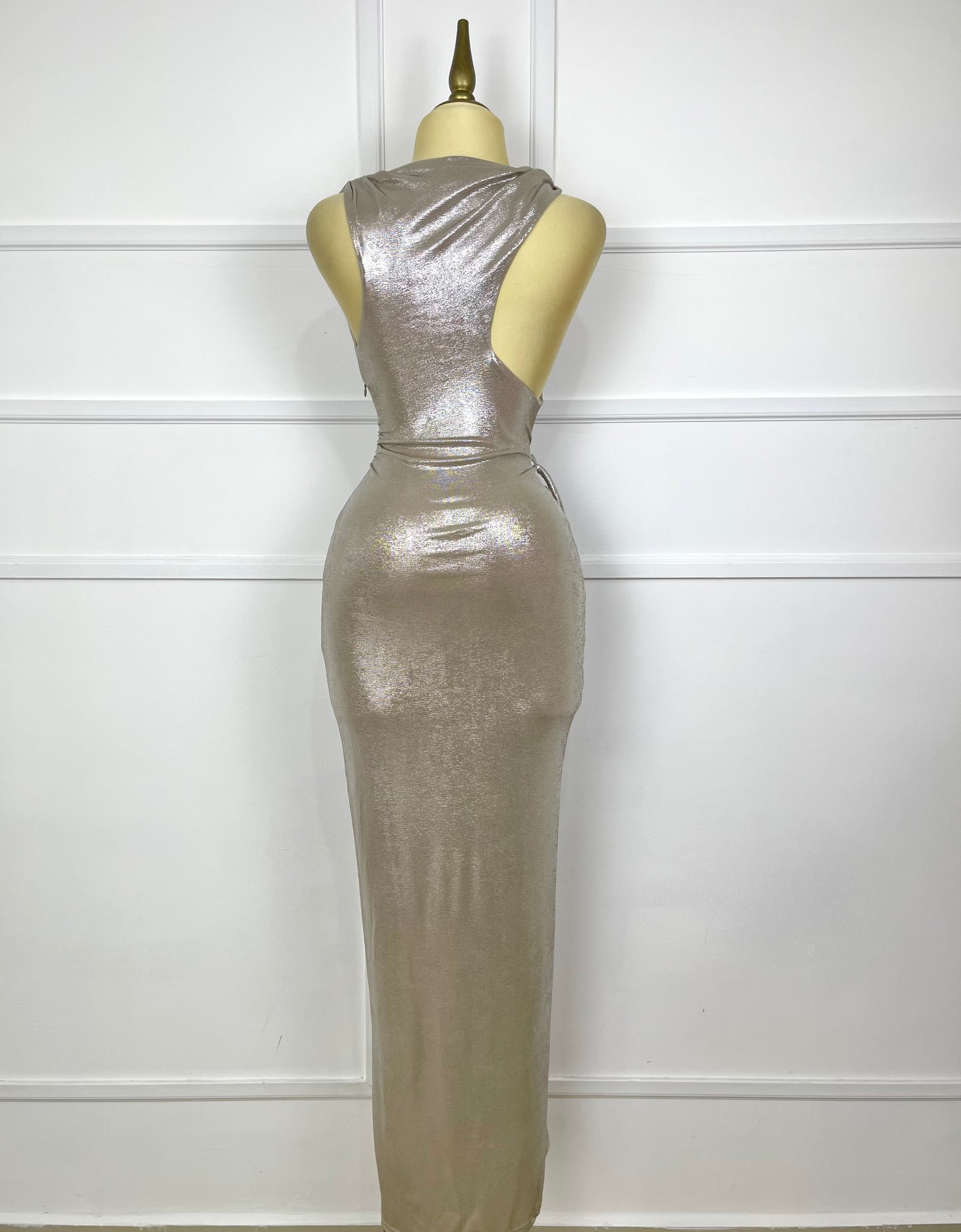 Vestido champagne brilloso con abertura