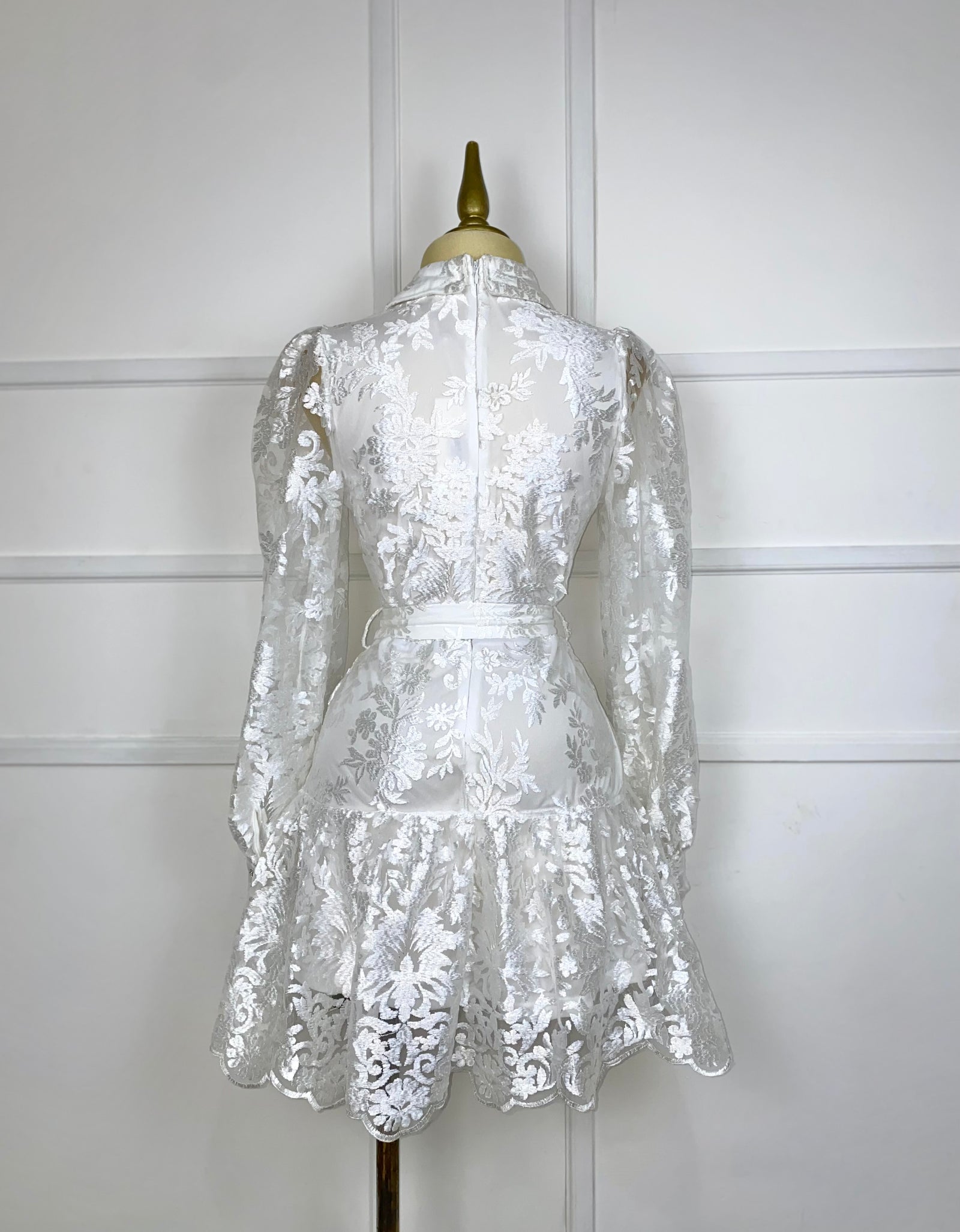 Vestido blanco con flores y cinto