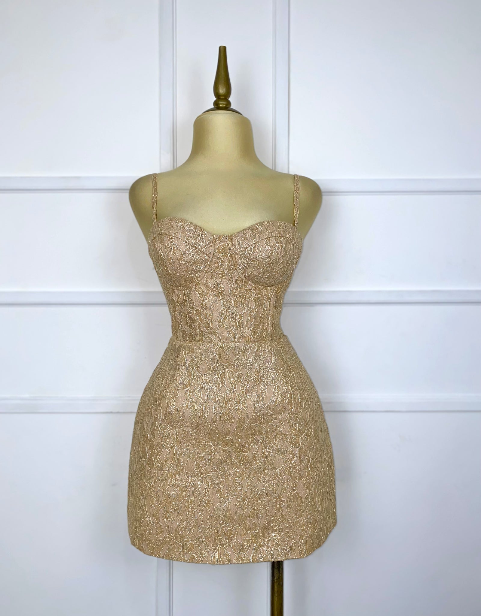 Vestido dorado con brocado