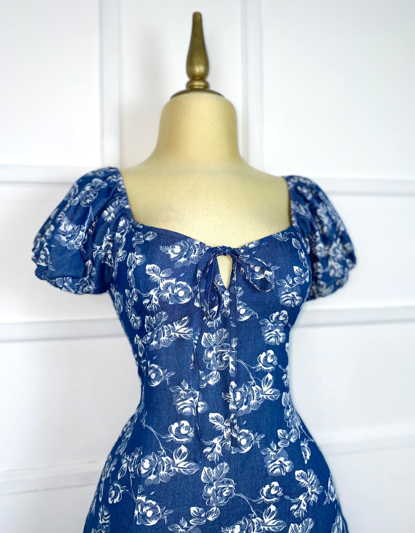 Vestido corto azul con flores