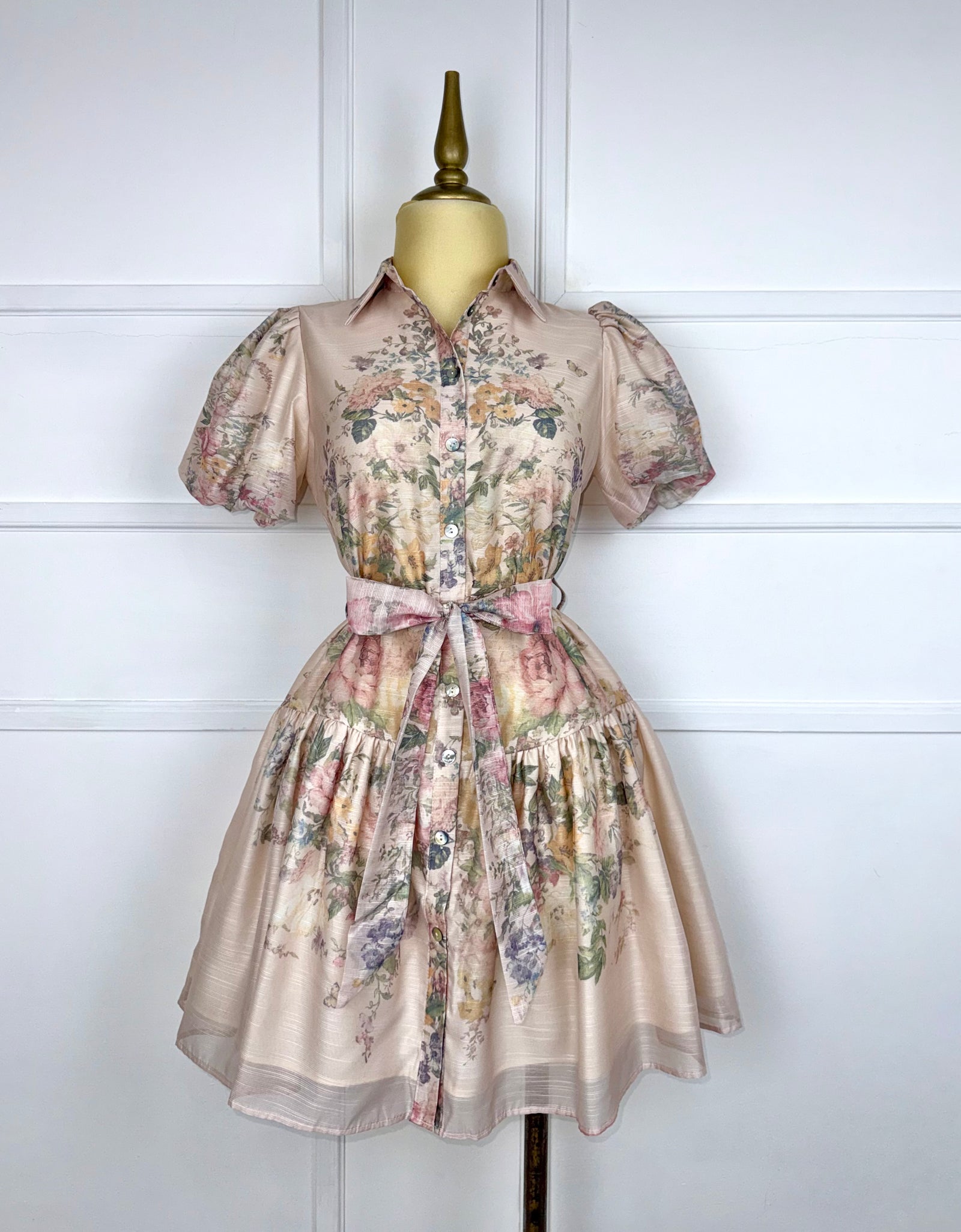 Vestido corto floreado con listón