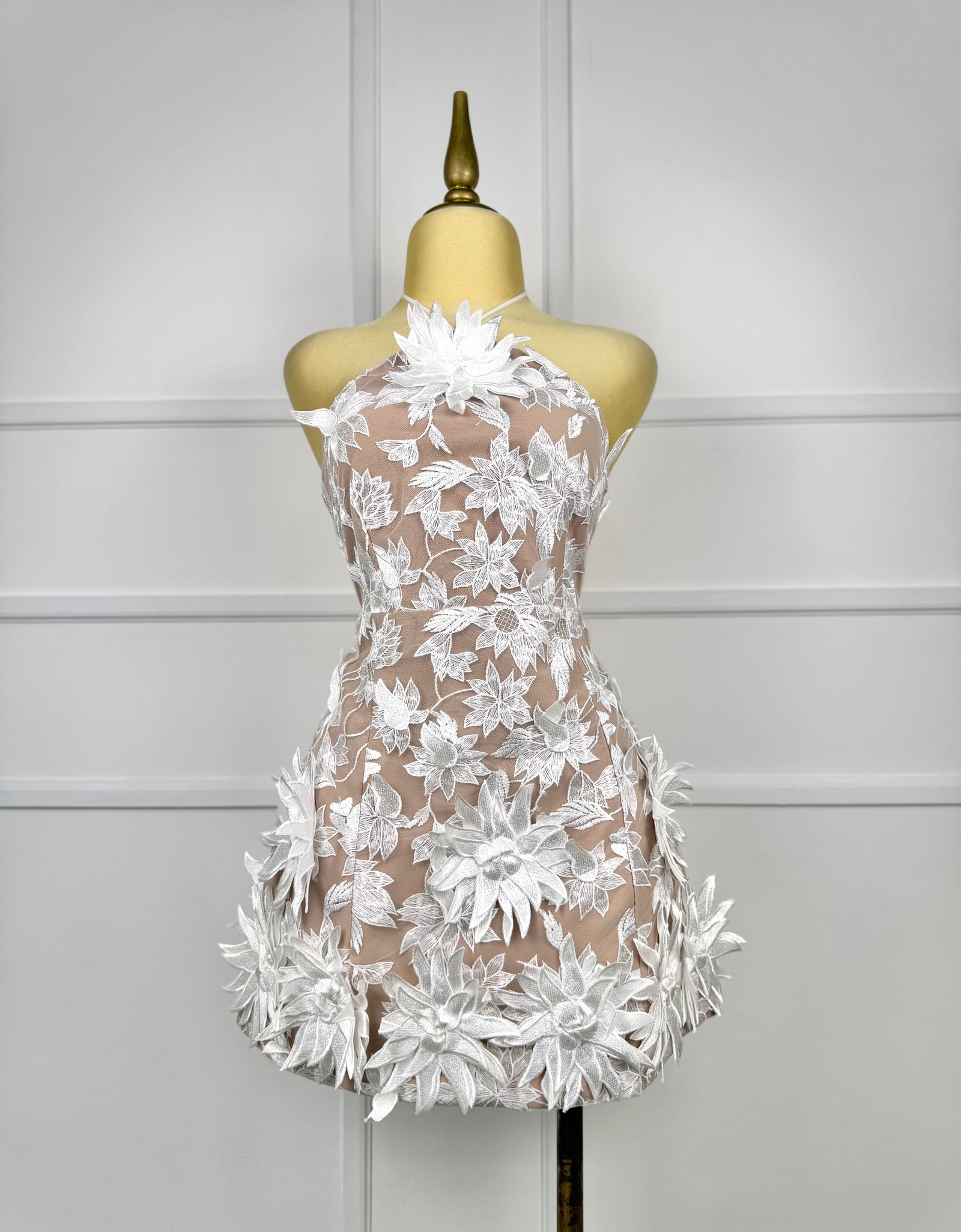 Vestido beige con flores blancas 3D