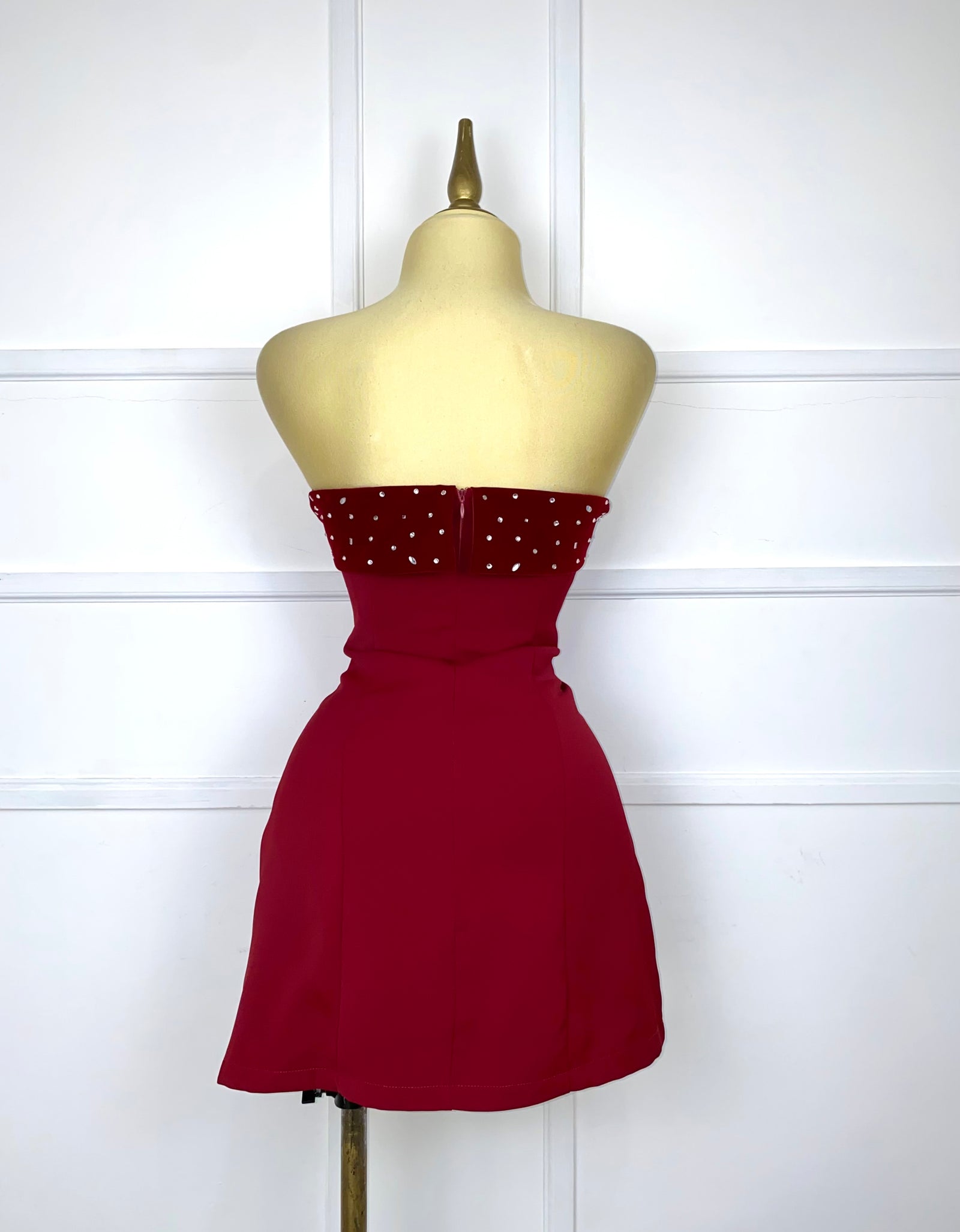 Vestido tinto strapless con pedrería plata