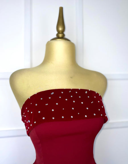 Vestido tinto strapless con pedrería plata