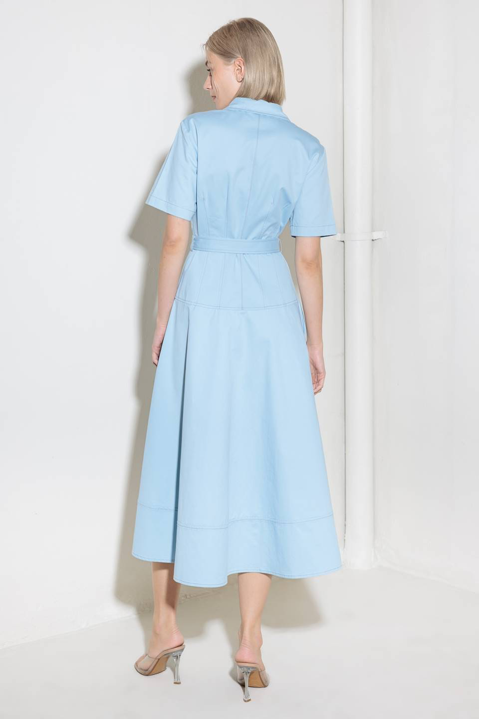 Vestido midi azul con cinto