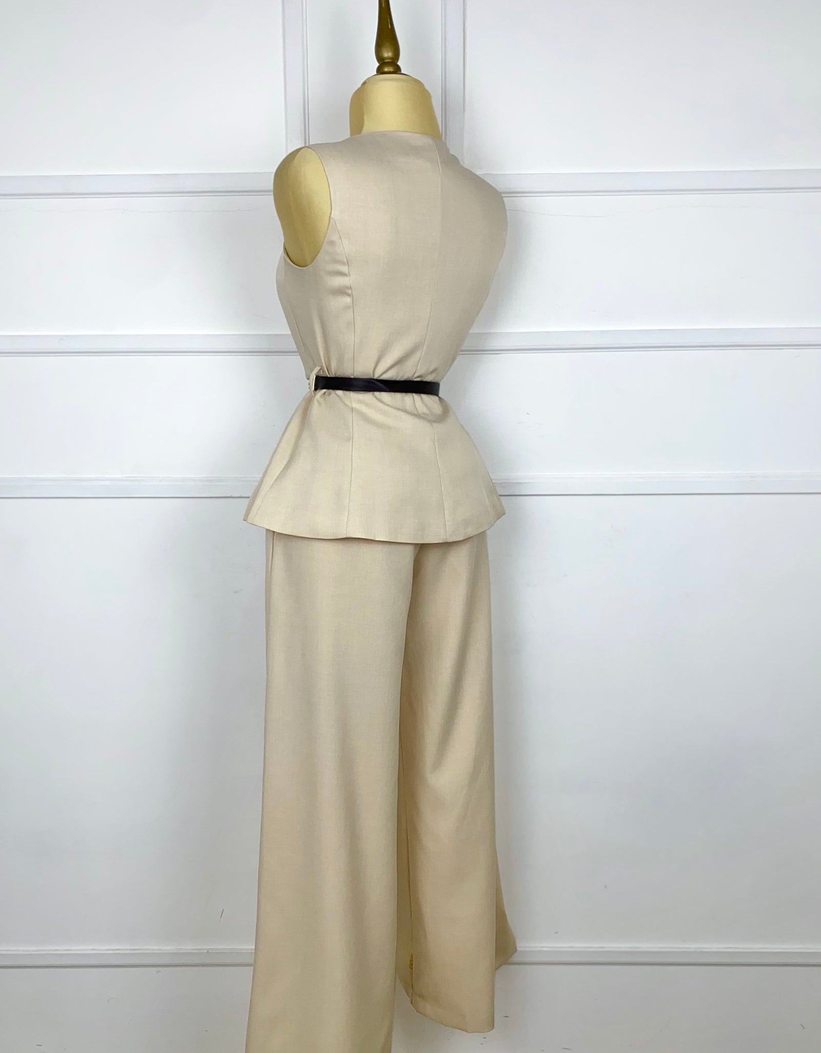 Set beige botones dorados y cinto