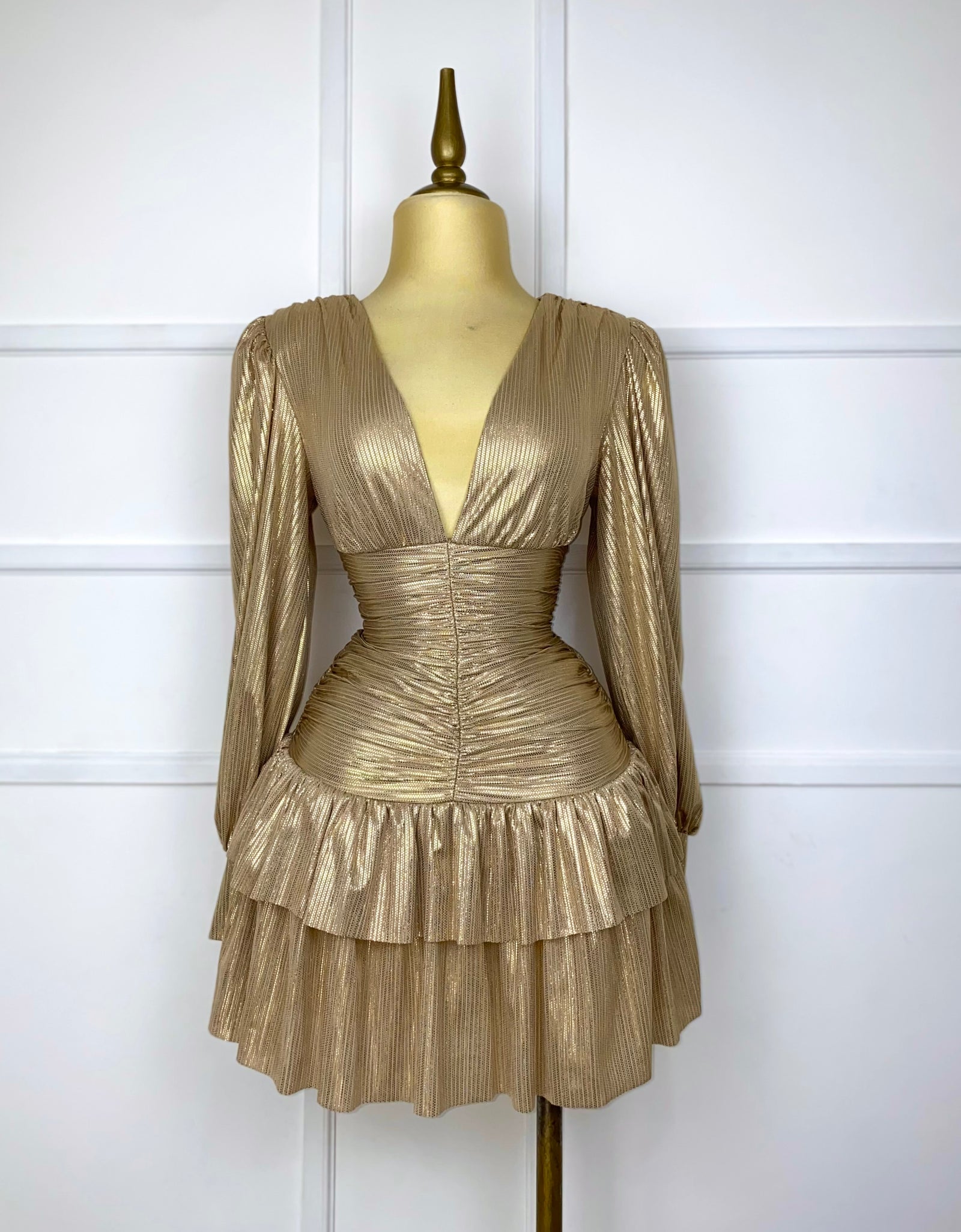 Vestido corto dorado manga larga