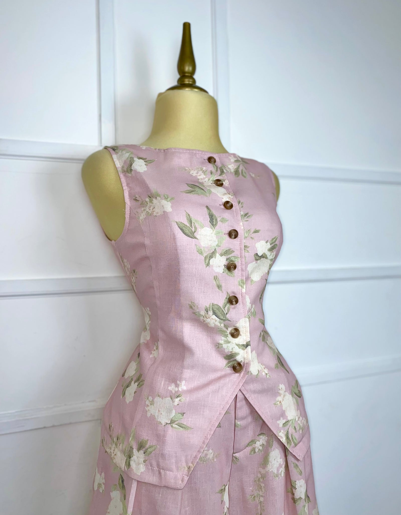 Set rosa flores blancas tipo lino