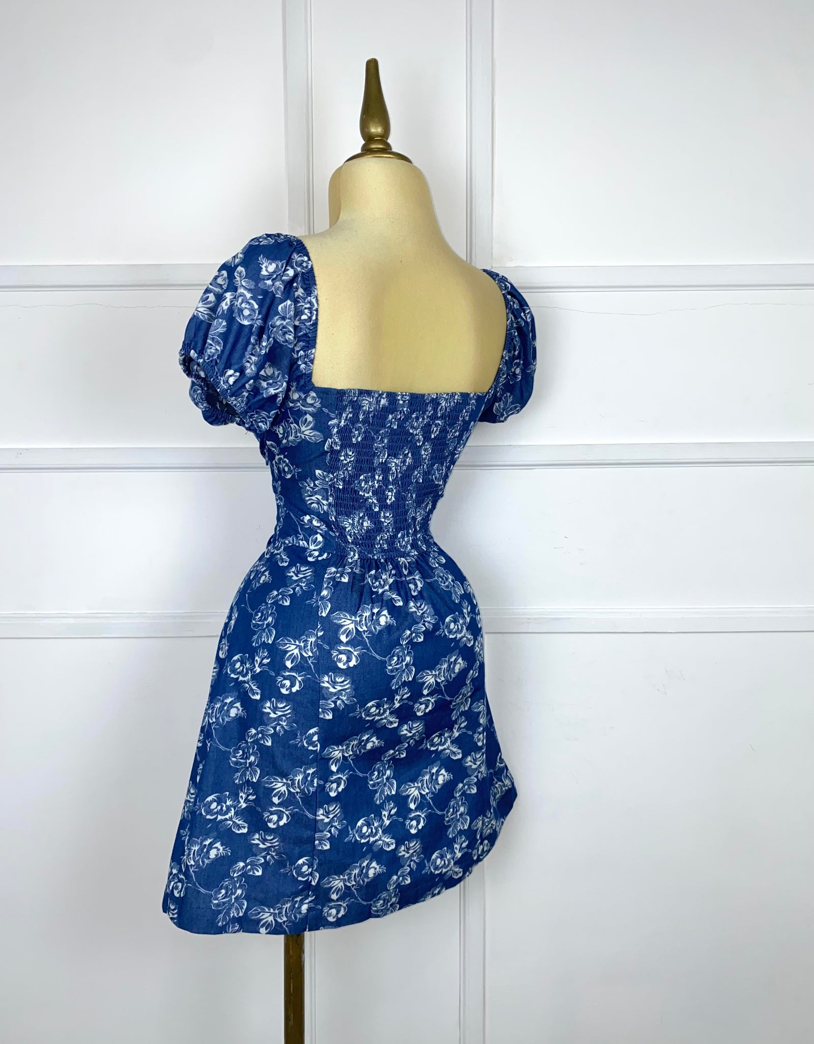 Vestido corto azul con flores
