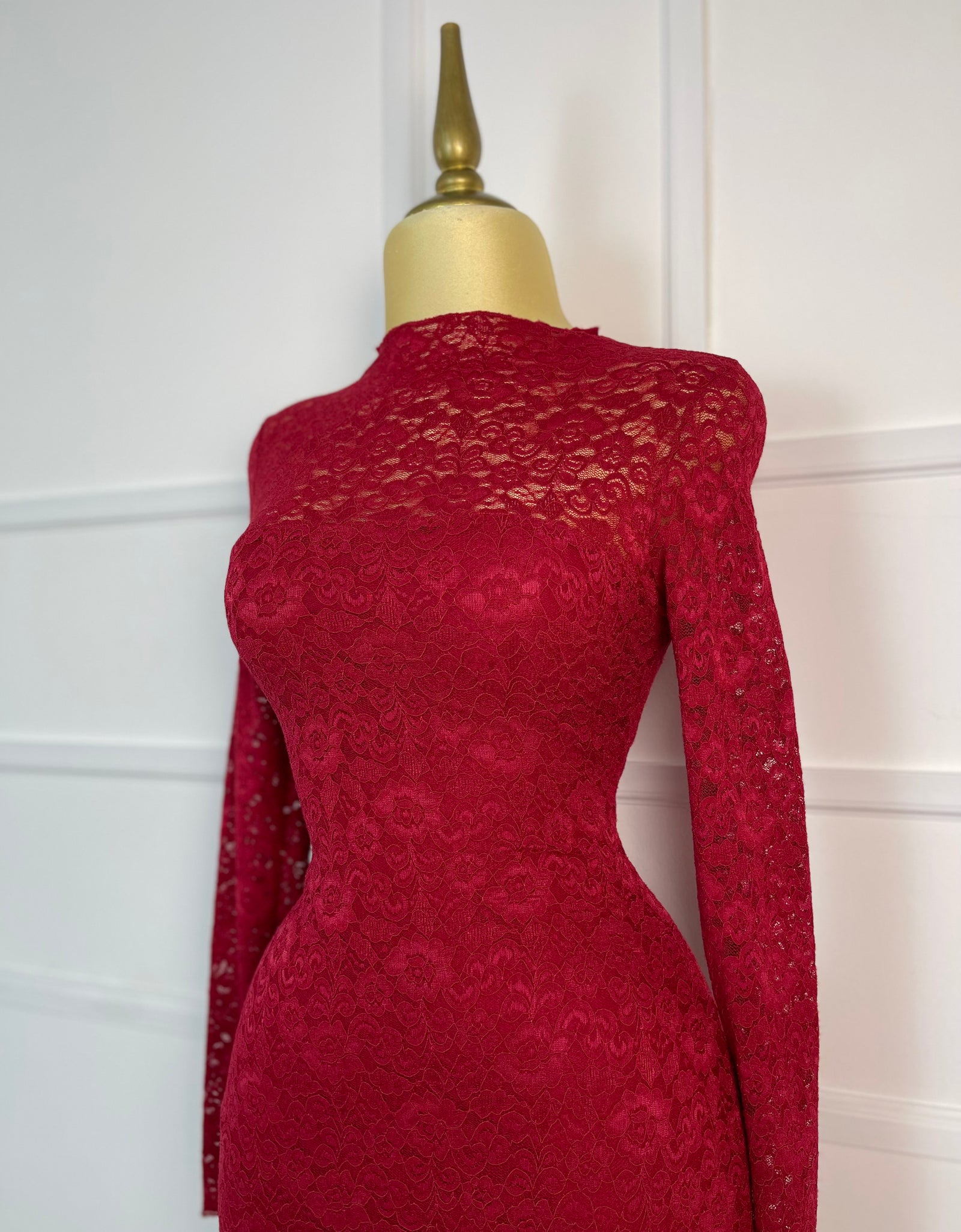 Vestido tinto midi de encaje