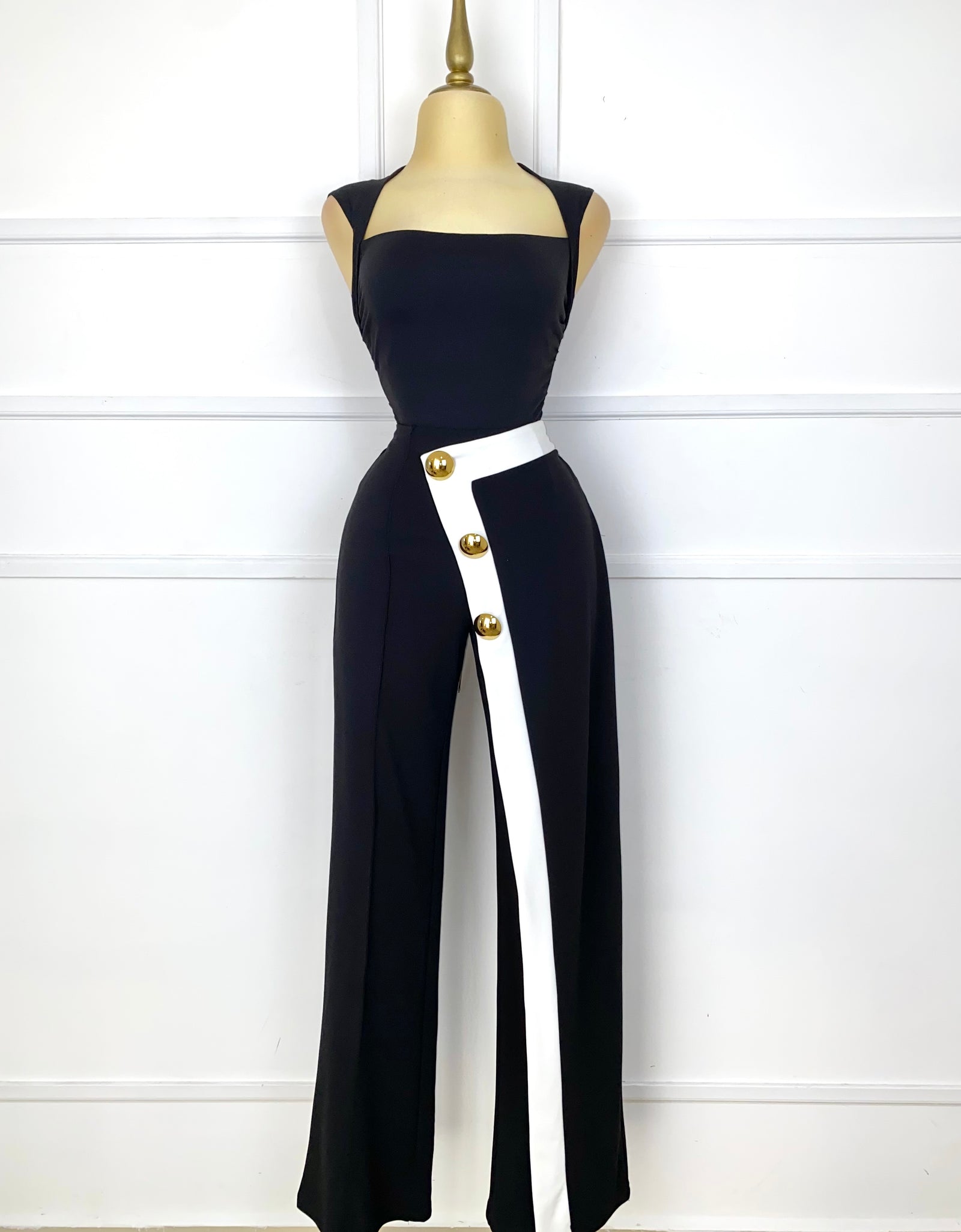 Pantalón negro con botones dorados