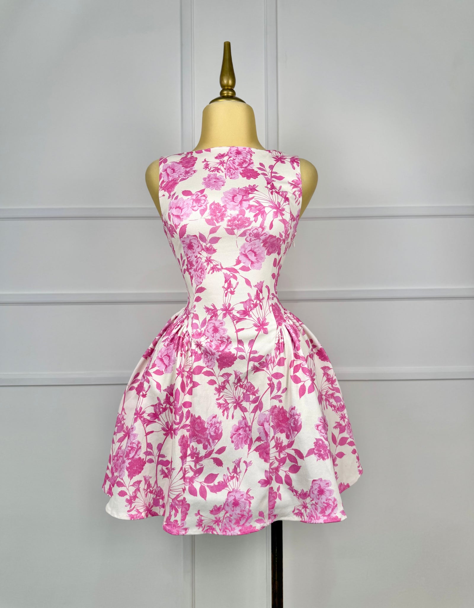 Vestido blanco con flores rosas y moño