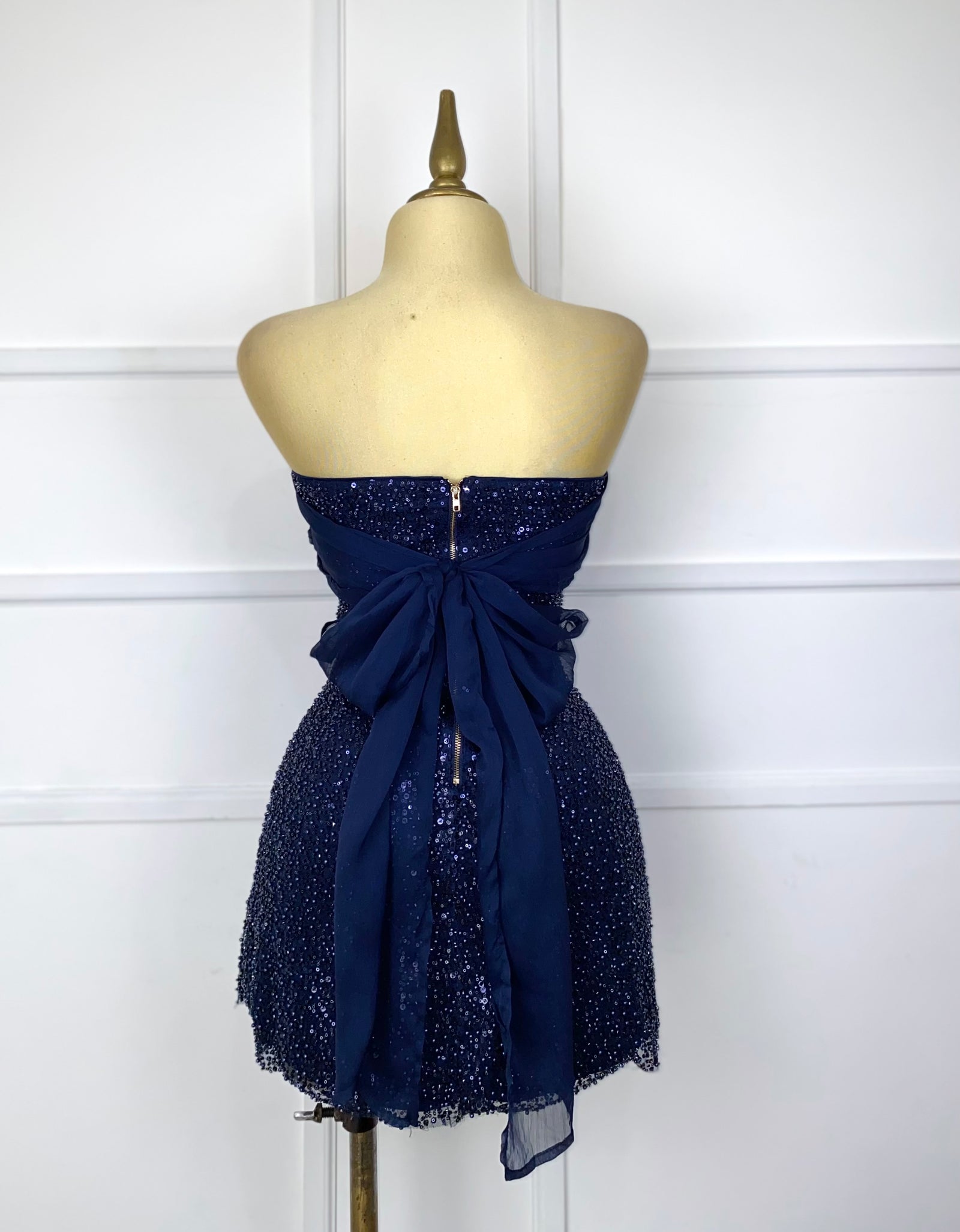 Vestido azul strapless con chaquira
