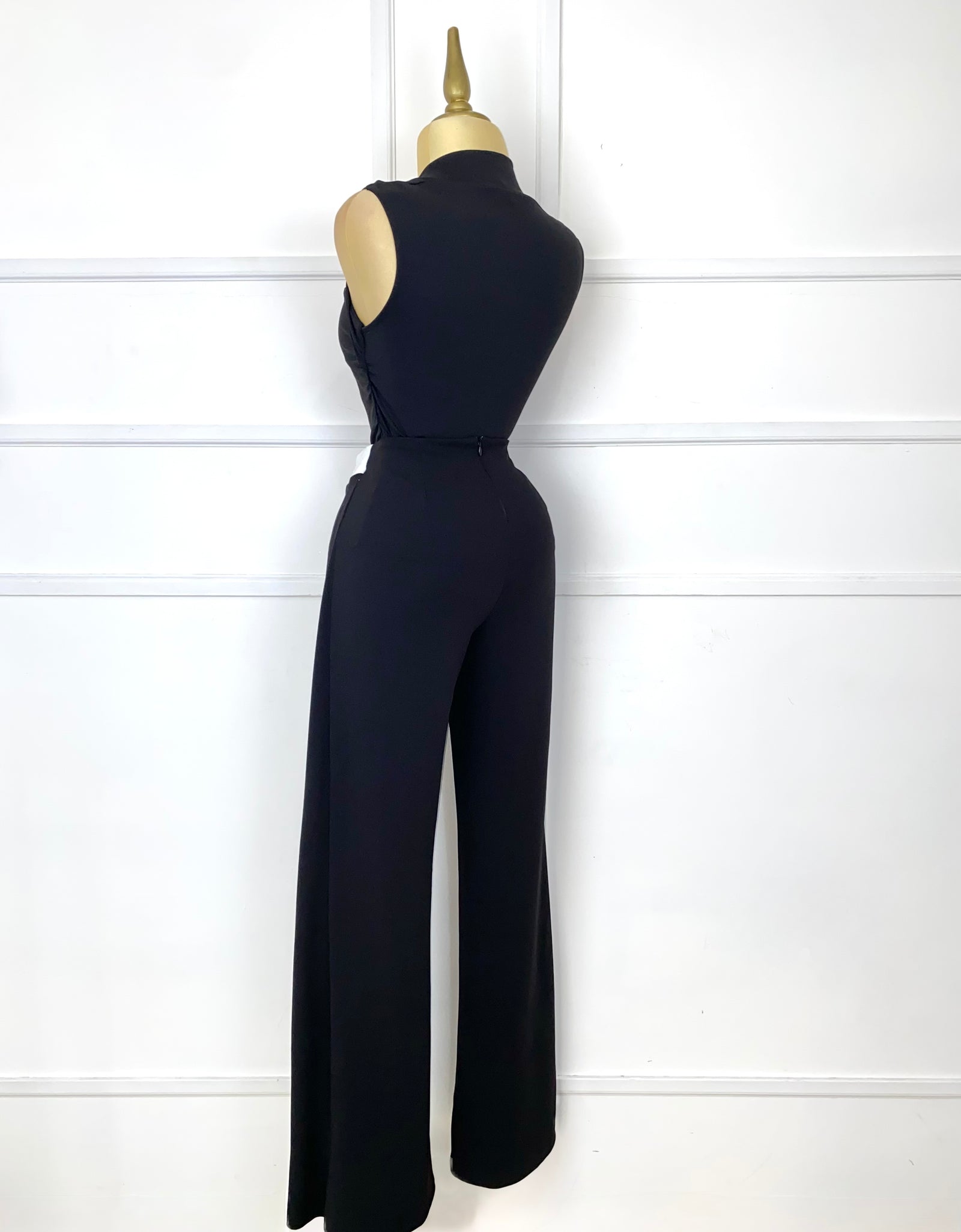 Pantalón negro con botones dorados