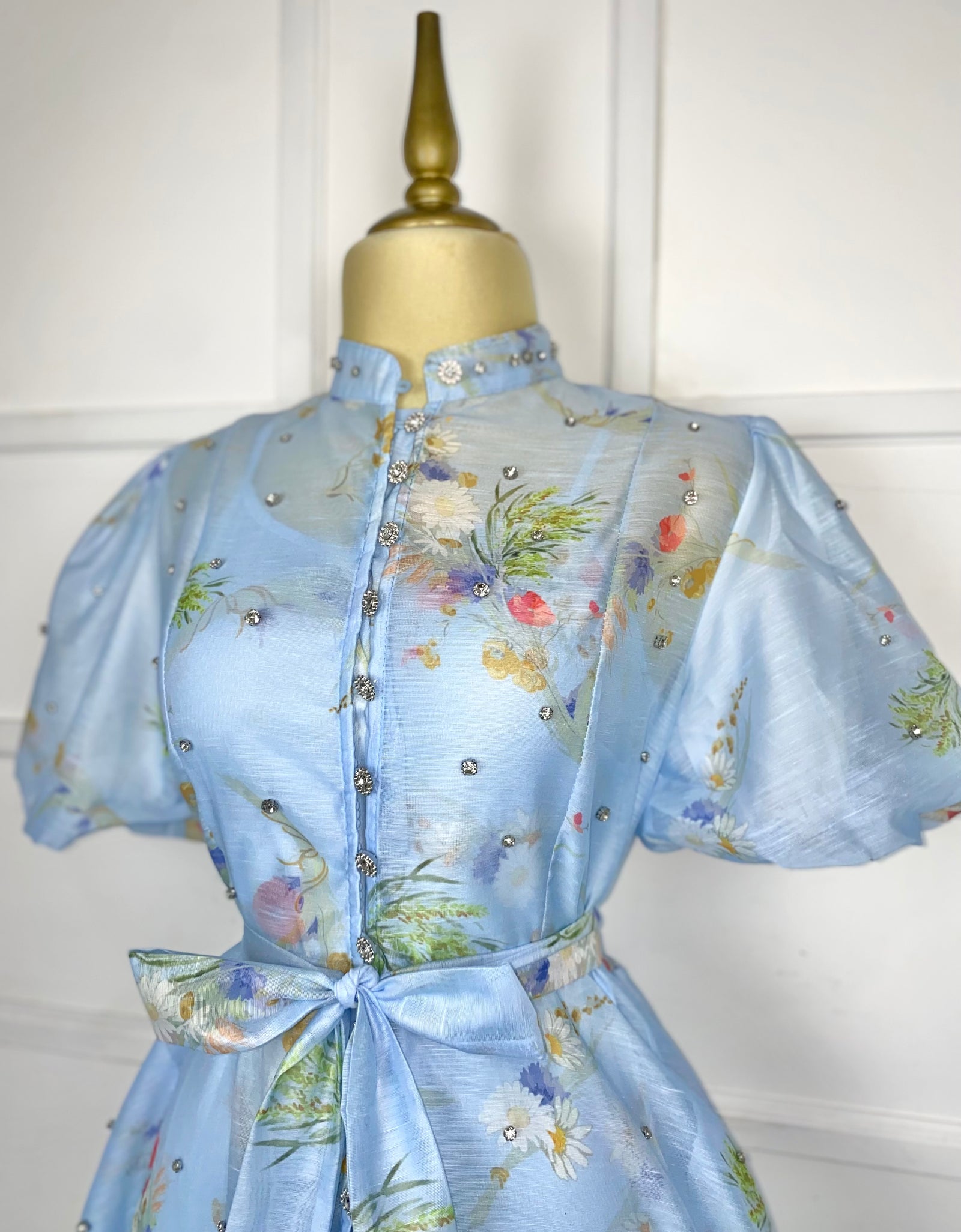 Vestido azul con flores y pedrería con listón