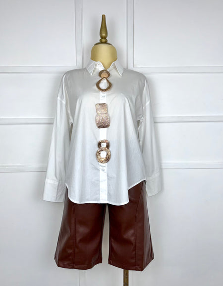 Camisa blanca con hebillas doradas