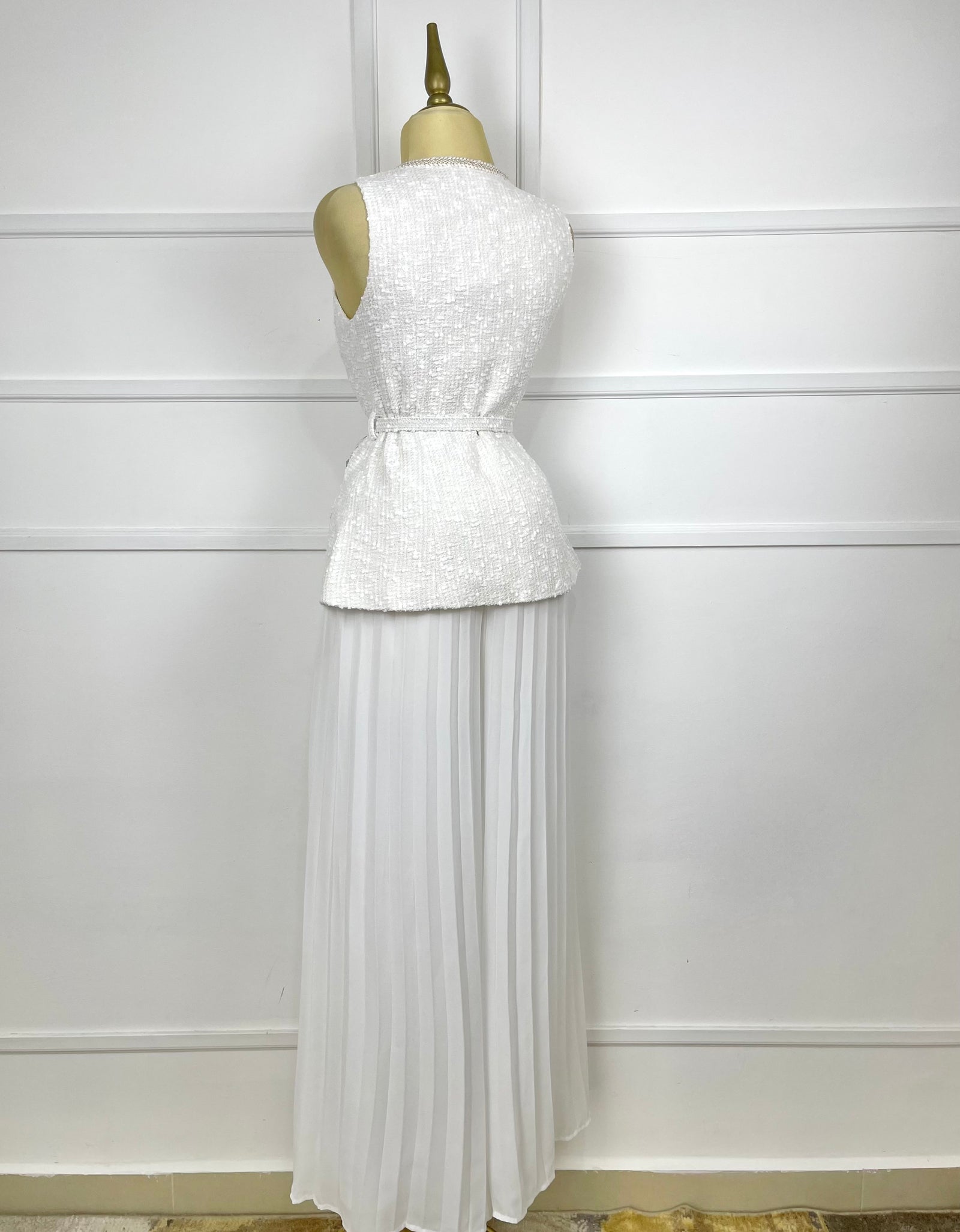 Set blanco plisado con tweed