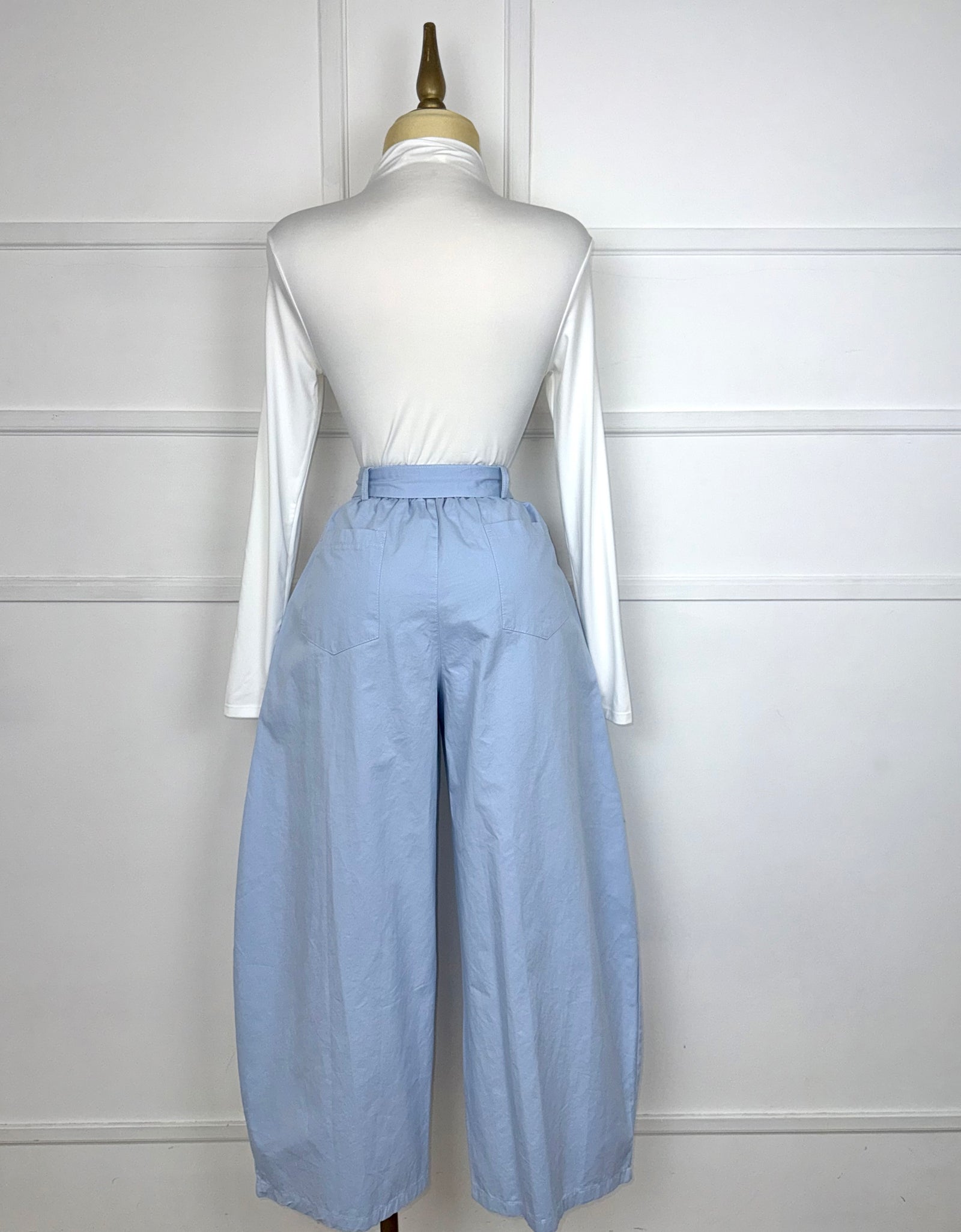 Pantalón azul con cinto