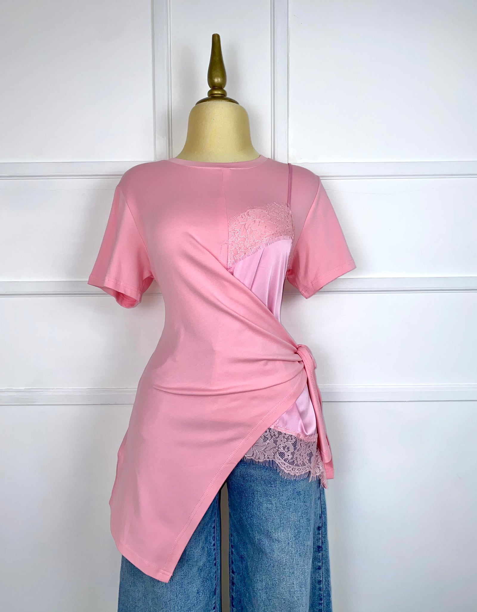 Blusa rosa con satín y encaje