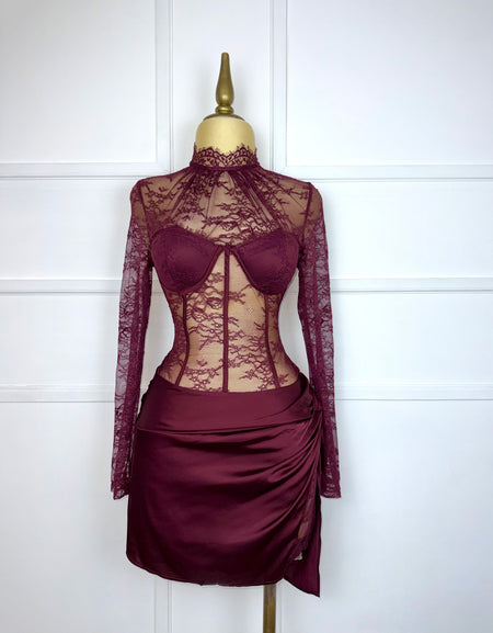 Vestido tinto satín con encaje y copas