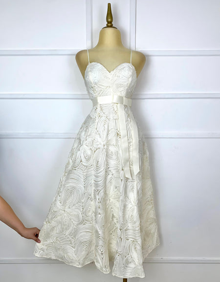 Vestido beige con flores y textura