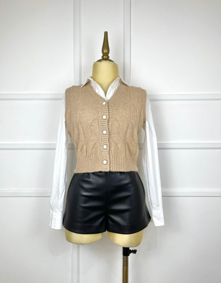 Chaleco beige con botones