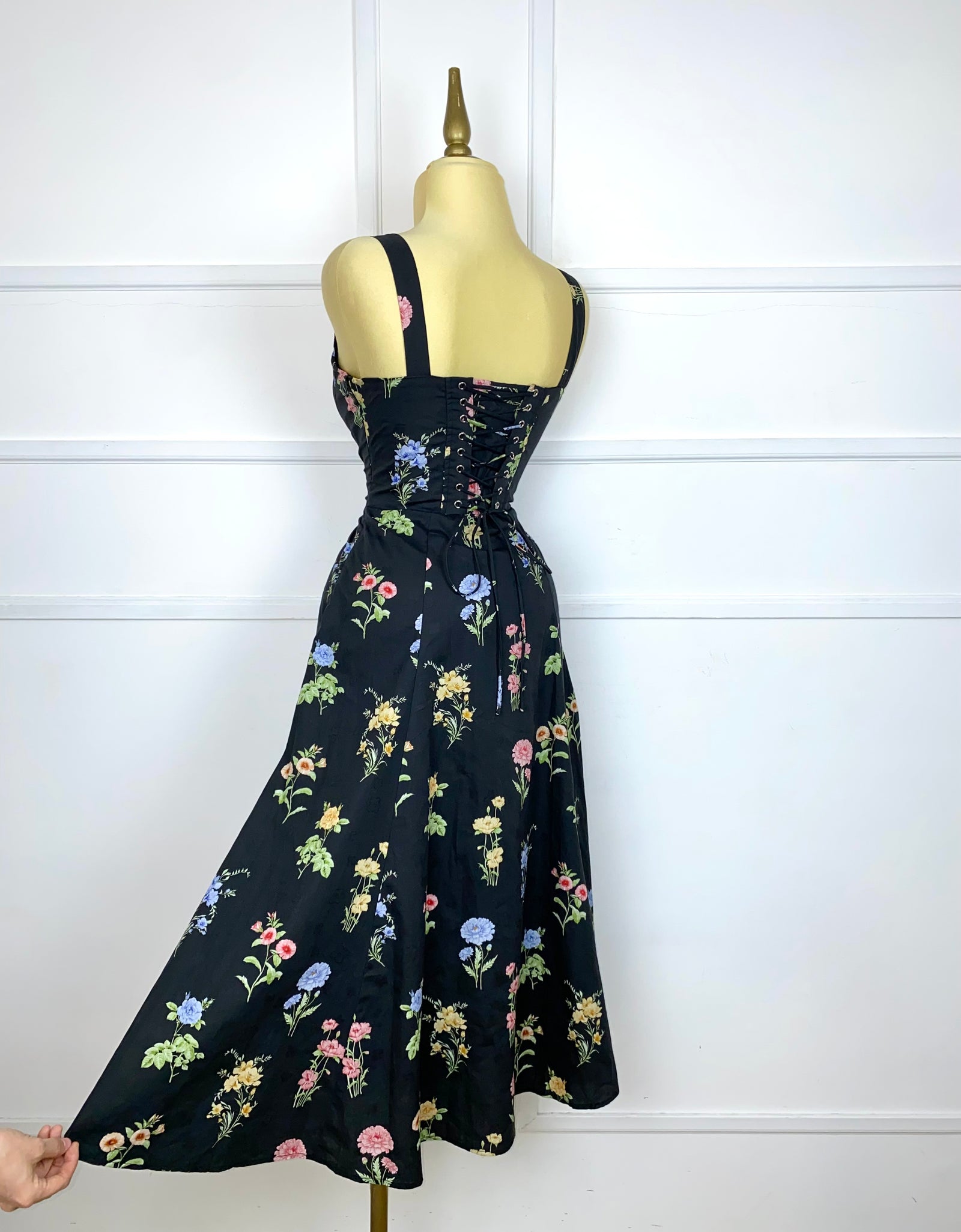 Vestido negro midi con flores