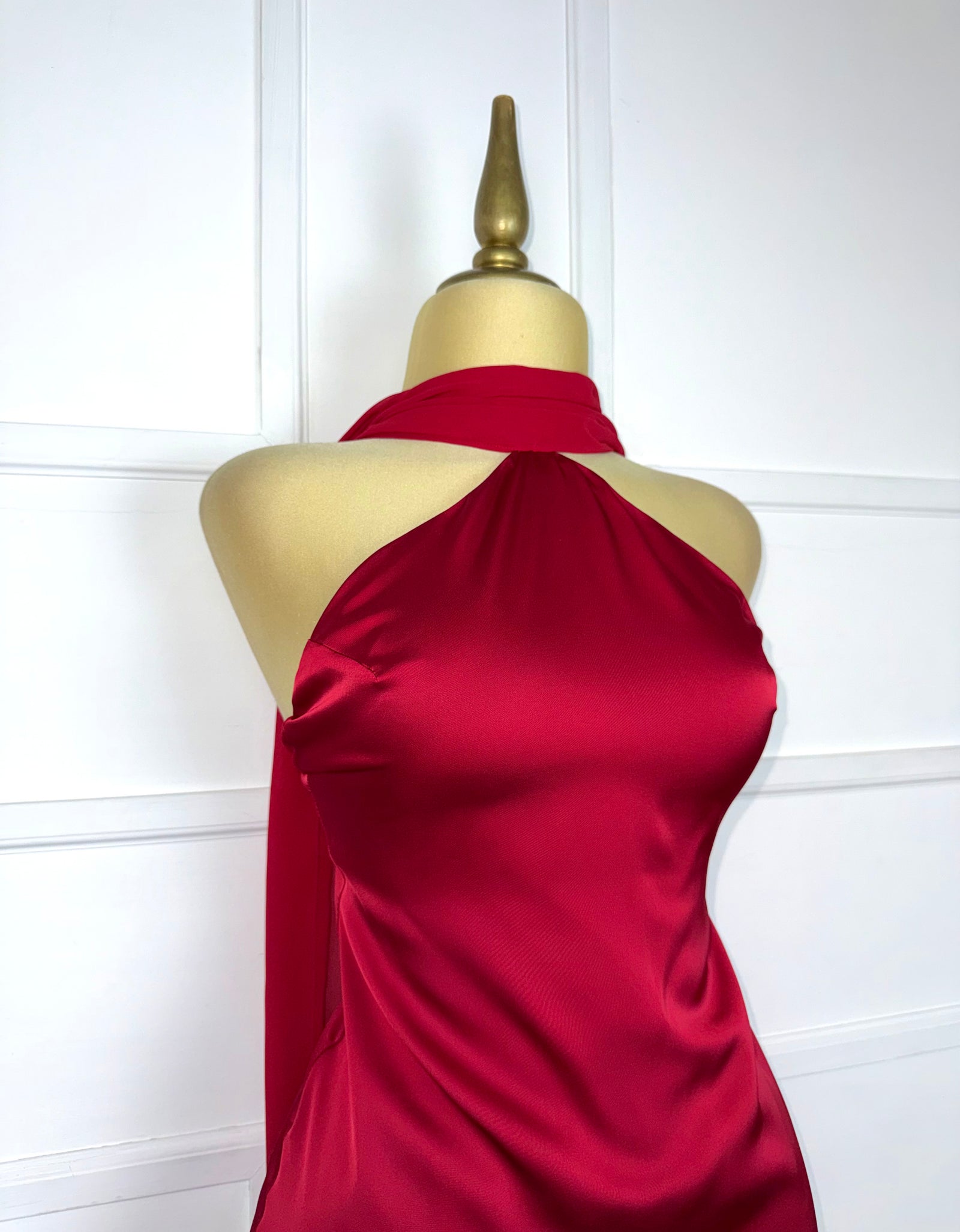 Vestido satín rojo quemado