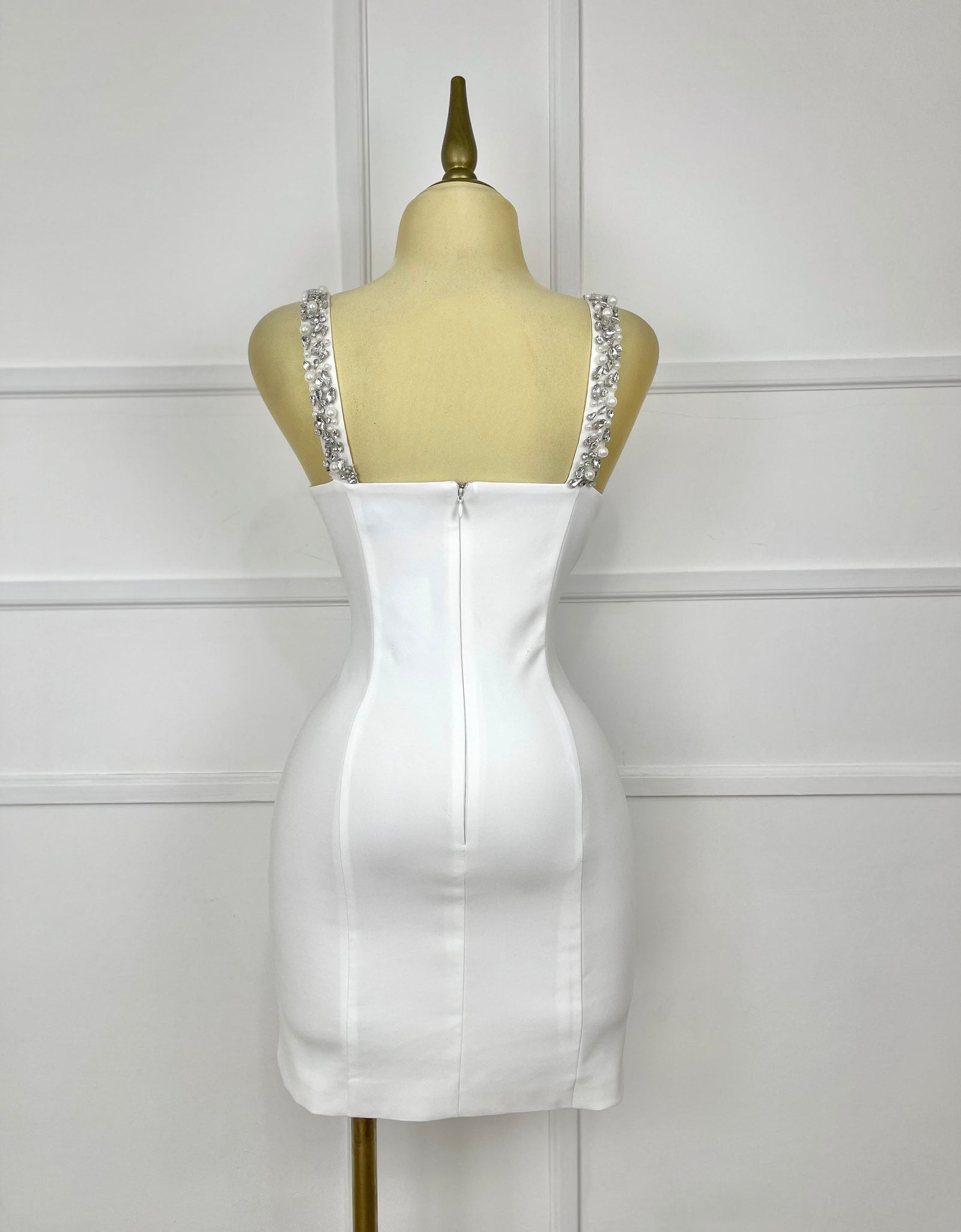 Vestido corto blanco con pedrería