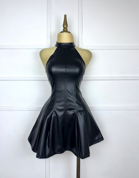 Vestido corto negro de vinipiel