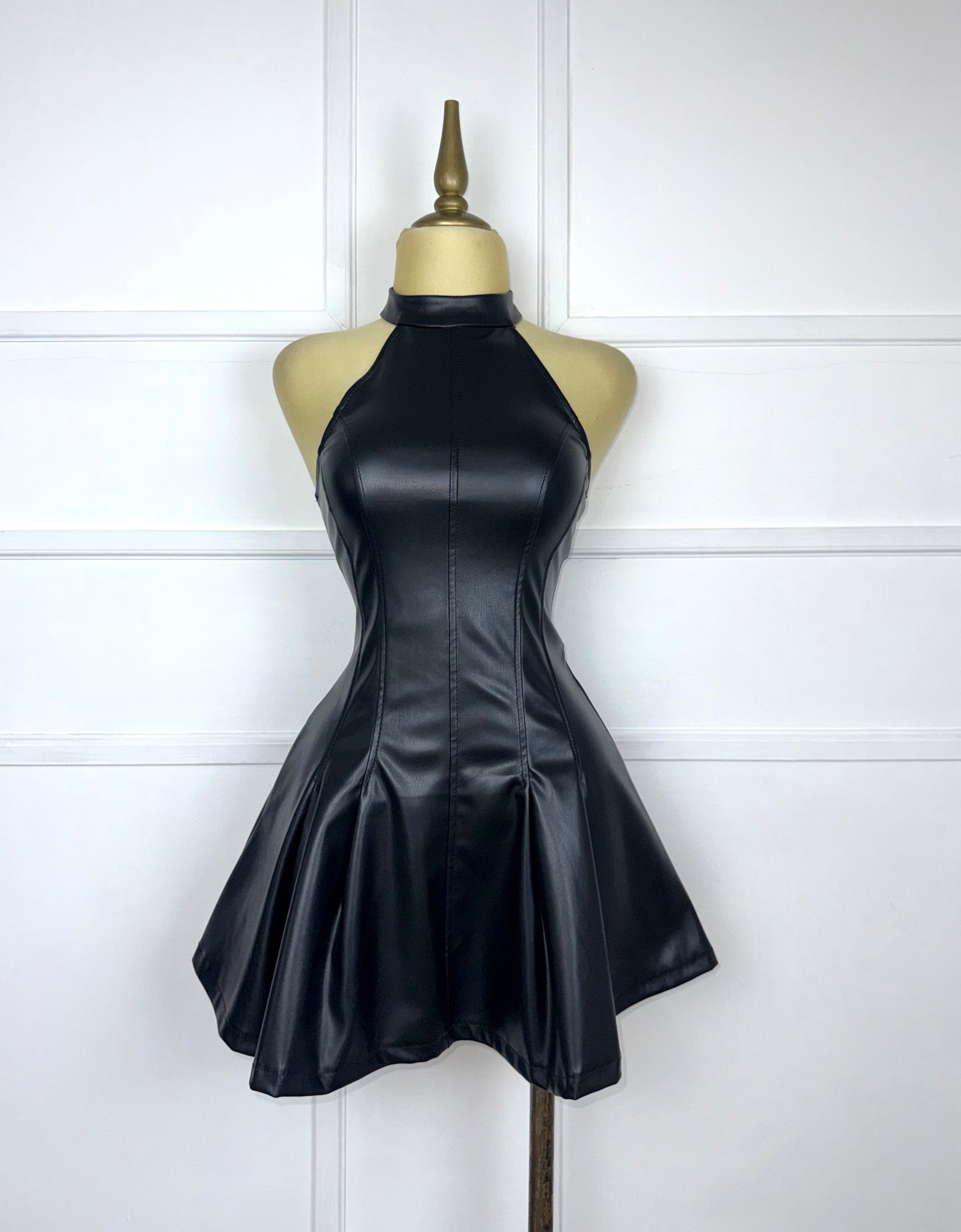 Vestido corto negro de vinipiel