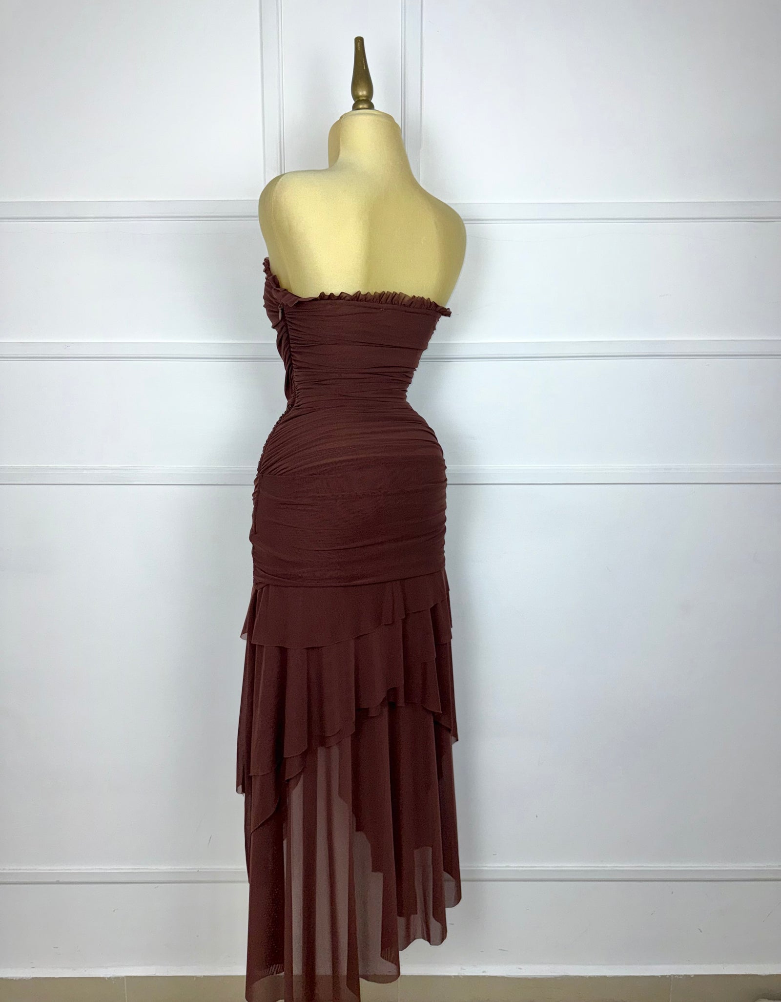 Vestido café asimétrico drapeado