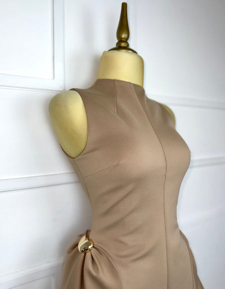 Vestido café con broches dorados